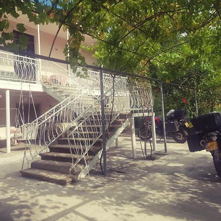 Guest House Adigeni ภายนอก รูปภาพ