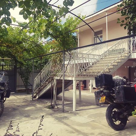 Guest House Adigeni ภายนอก รูปภาพ