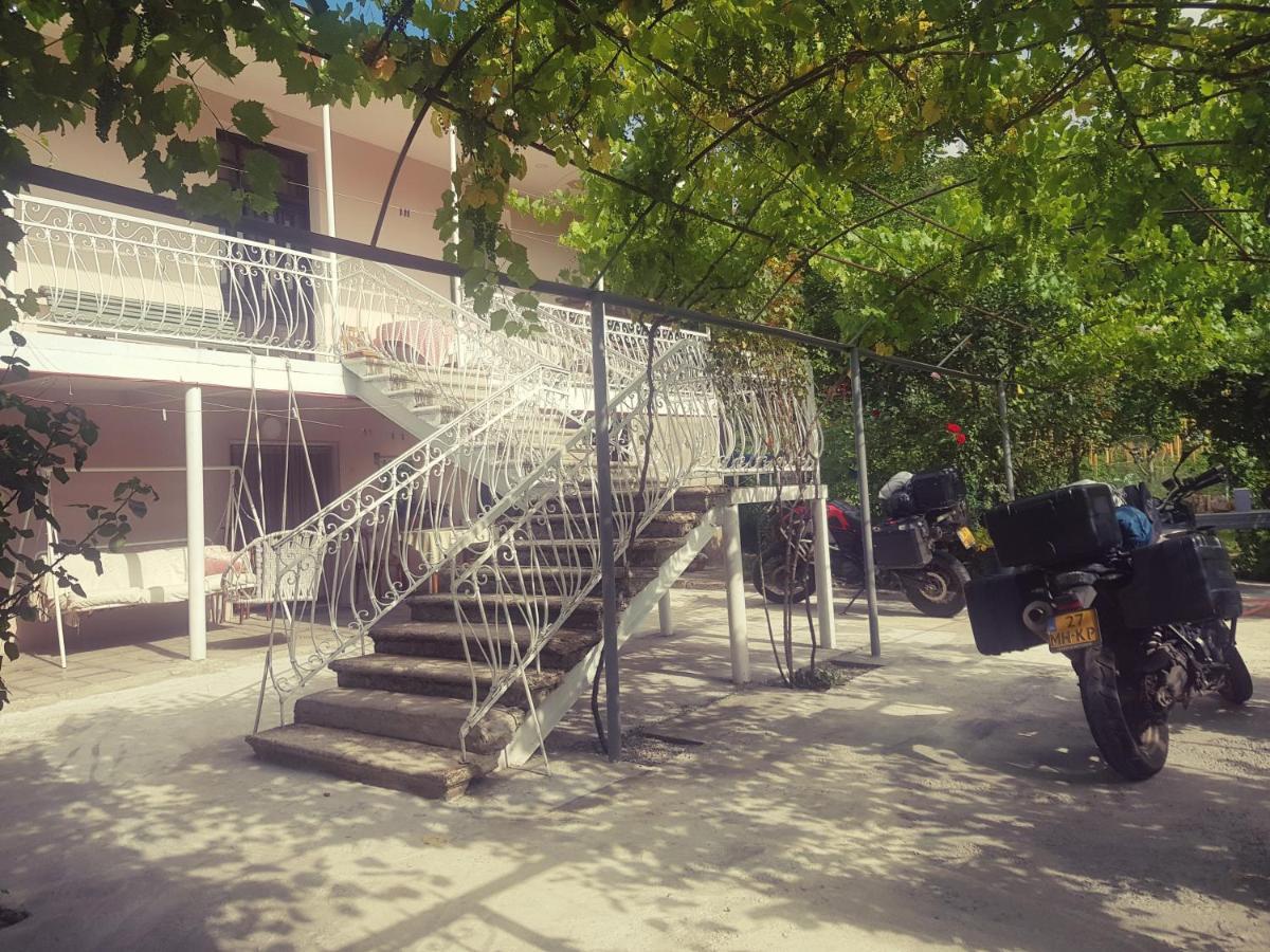 Guest House Adigeni ภายนอก รูปภาพ